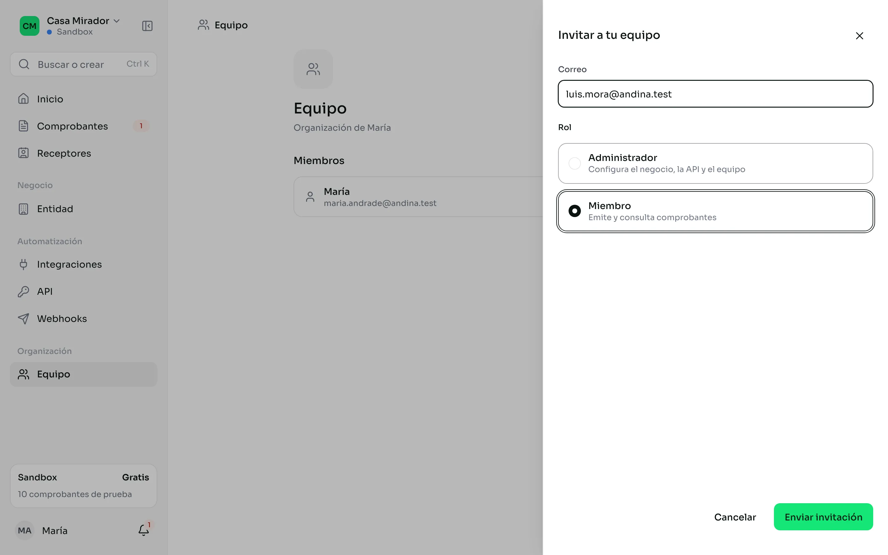El panel Invitar a tu equipo, con el correo y el rol